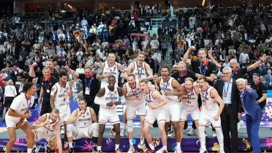 Die deutschen Basketballer krönten die Heim-EM mit dem Gewinn der Bronzemedaille. (Foto: Soeren Stache/dpa)