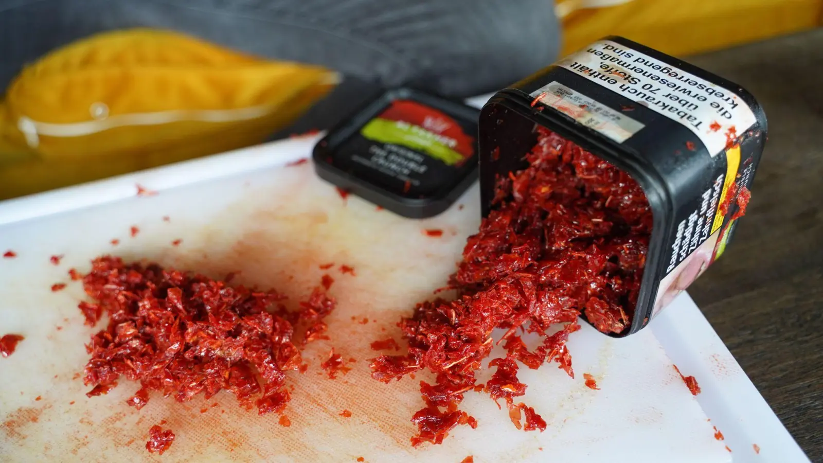 In dem Automaten gibt es unter anderem Tabak für die Wasserpfeife zu kaufen. (Symbolbild: Joerg Carstensen/dpa)