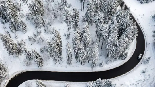 Bei solchen Verhältnissen ist das Auto besser auf verlässlichen Winterreifen unterwegs. (Foto: Jan Woitas/dpa-Zentralbild/dpa-tmn)