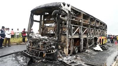 Die verkohlten Überreste des Passagierbusses liegen auf einer Landstraße im Dorf Chinnatekuru. (Foto: -/AP/dpa)