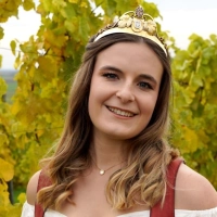 Die Ippesheimer Weinprinzessin Christiane Hahn lädt ein zum Weinfest.  (Foto: Heimat- und Weinbauverein Ippesheim)
