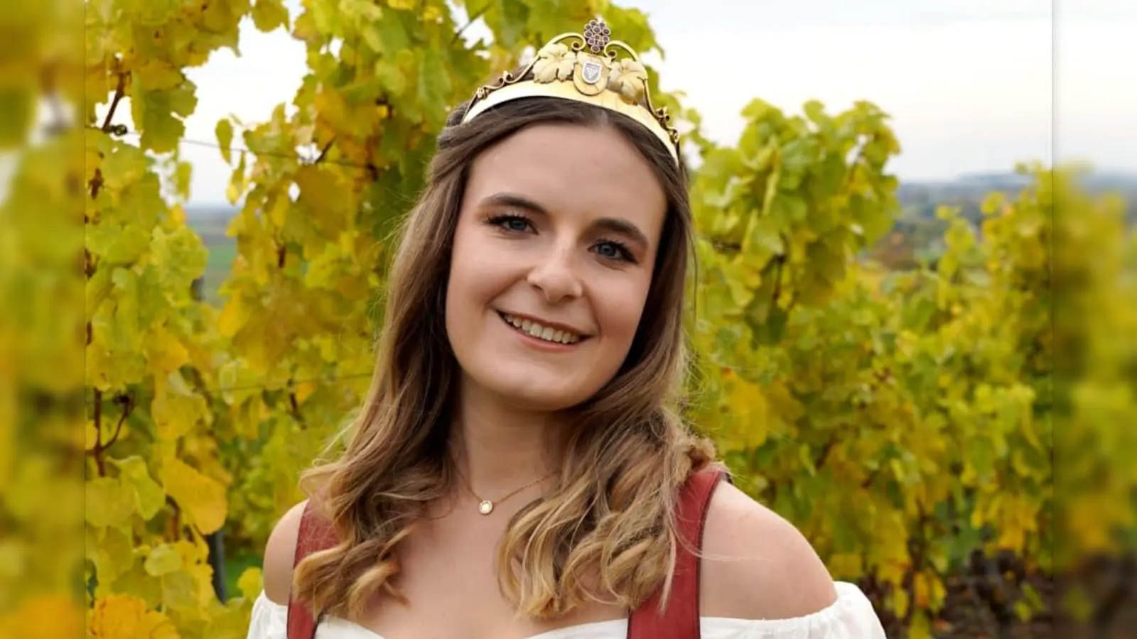 Die Ippesheimer Weinprinzessin Christiane Hahn lädt ein zum Weinfest.  (Foto: Heimat- und Weinbauverein Ippesheim)