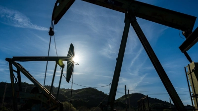 Teures Öl macht Sprit und verteuert Transportkosten für die ganze Wirtschaft (Archivbild) (Foto: Nic Coury/AP/dpa)