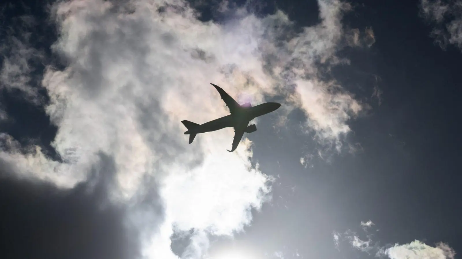 Ein Lufthansa-Flug aus Frankfurt am Main musste wegen einer brennenden Powerbank umgeleitet werden. (Illustration) (Foto: Boris Roessler/dpa)