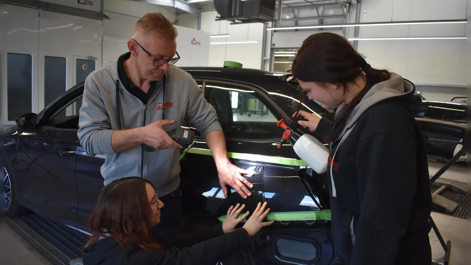 Lara-Sofie Obst (links) und Keira Amtmann sowie ihr Meister Heinrich Klund bei der Arbeit. (Foto: Ute Niephaus)
