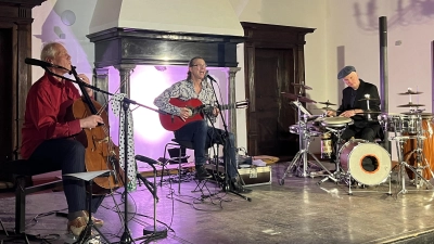 Sorgten für ausgelassene Stimmung und einen kurzweiligen Abend (von links): Jost-H. Hecker am Violoncello, Ricardo Volkert (Gitarre und Gesang) und Percussionist Jürgen „João“ Schneider. (Foto: Volker Raab)