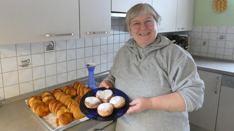 In der Faschingszeit gibt Hauswirtschaftsmeisterin Monika Haspel Kurse und zeigt, wie man den perfekten Krapfen zaubert. (Foto: Calotta Halbrock)