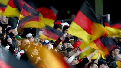 Fans feuern die deutsche Mannschaft an: Besonders gefragt sind vor der Heim-EM Fanartikel. (Foto: Arne Dedert/dpa)