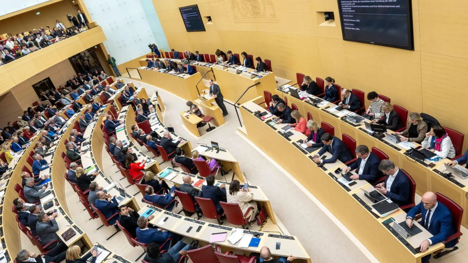 Die 203 Abgeordnete des Landtags erwartet zum 1. Juli eine Erhöhung ihrer Diäten um 4,1 Prozent. Anders als im Bundestag deutet nichts daraufhin, dass die Erhöhung abgesagt werden soll. (Archivbild) (Foto: Peter Kneffel/dpa)