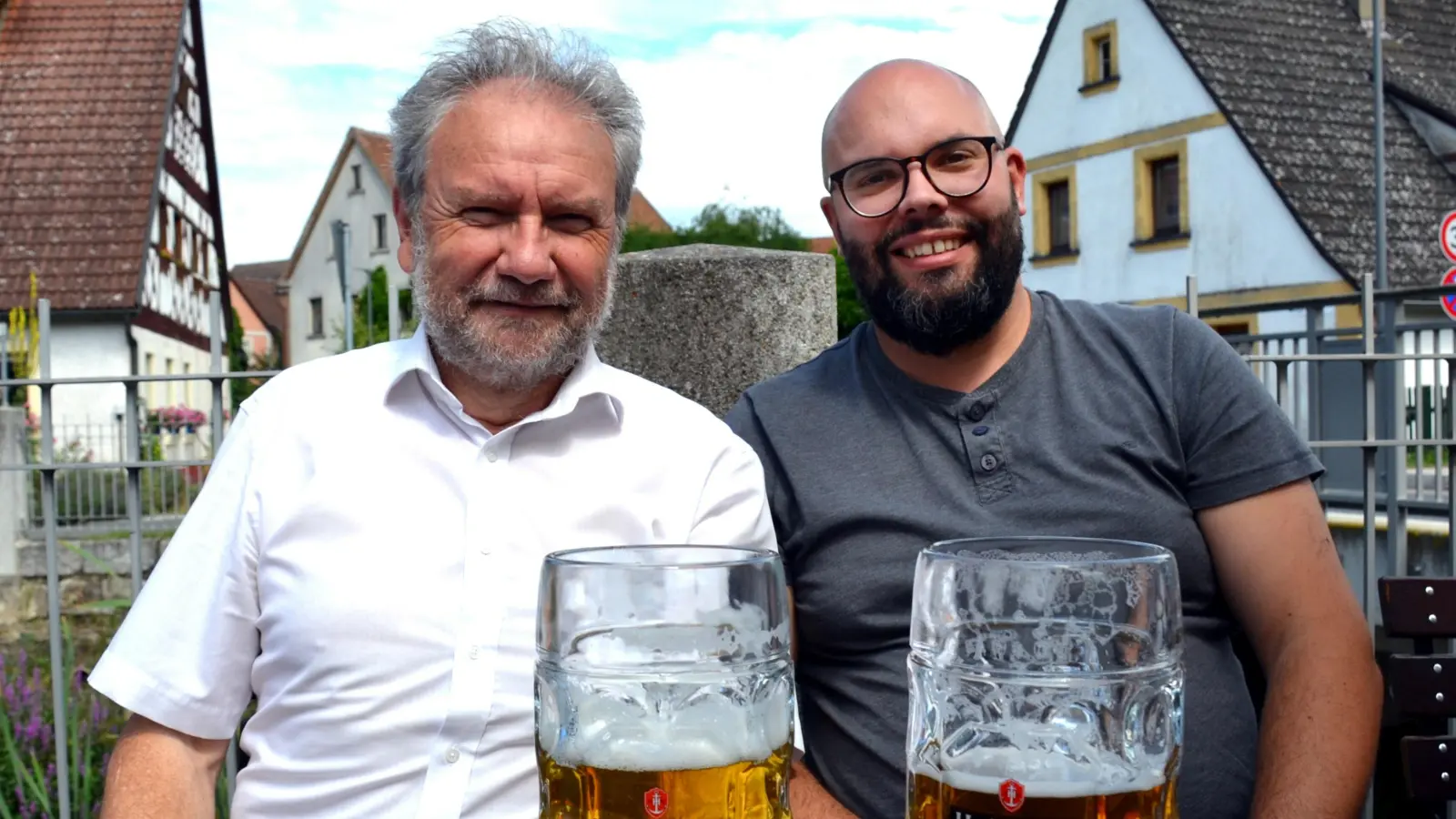 Bürgermeister Gerhard Eichner und Pfarrer Sebastian Schultheiß auf der Kerwa in Gutenstetten. (Foto: Gudrun Schwarz-Köhler)