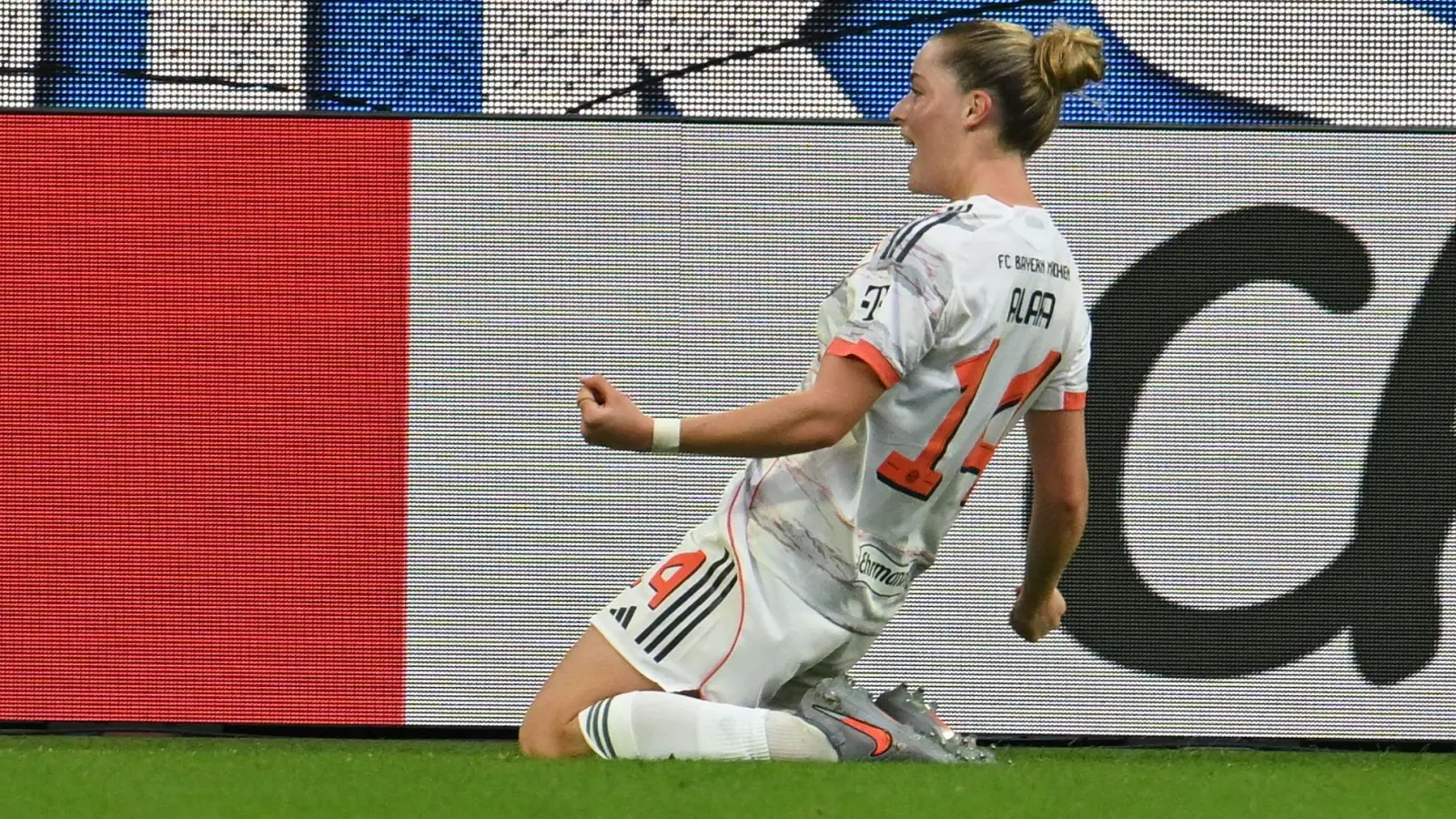 Trifft in Hoffenheim: Nationalspielerin Alara Sehitler. (Archivbild) (Foto: Swen Pförtner/dpa)