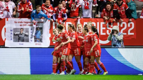 Die Spielerinnen vom FC Bayern München jubeln mit Torschützin Georgia Stanway (l) über den Treffer zum 1:0. (Foto: Matthias Balk/dpa)