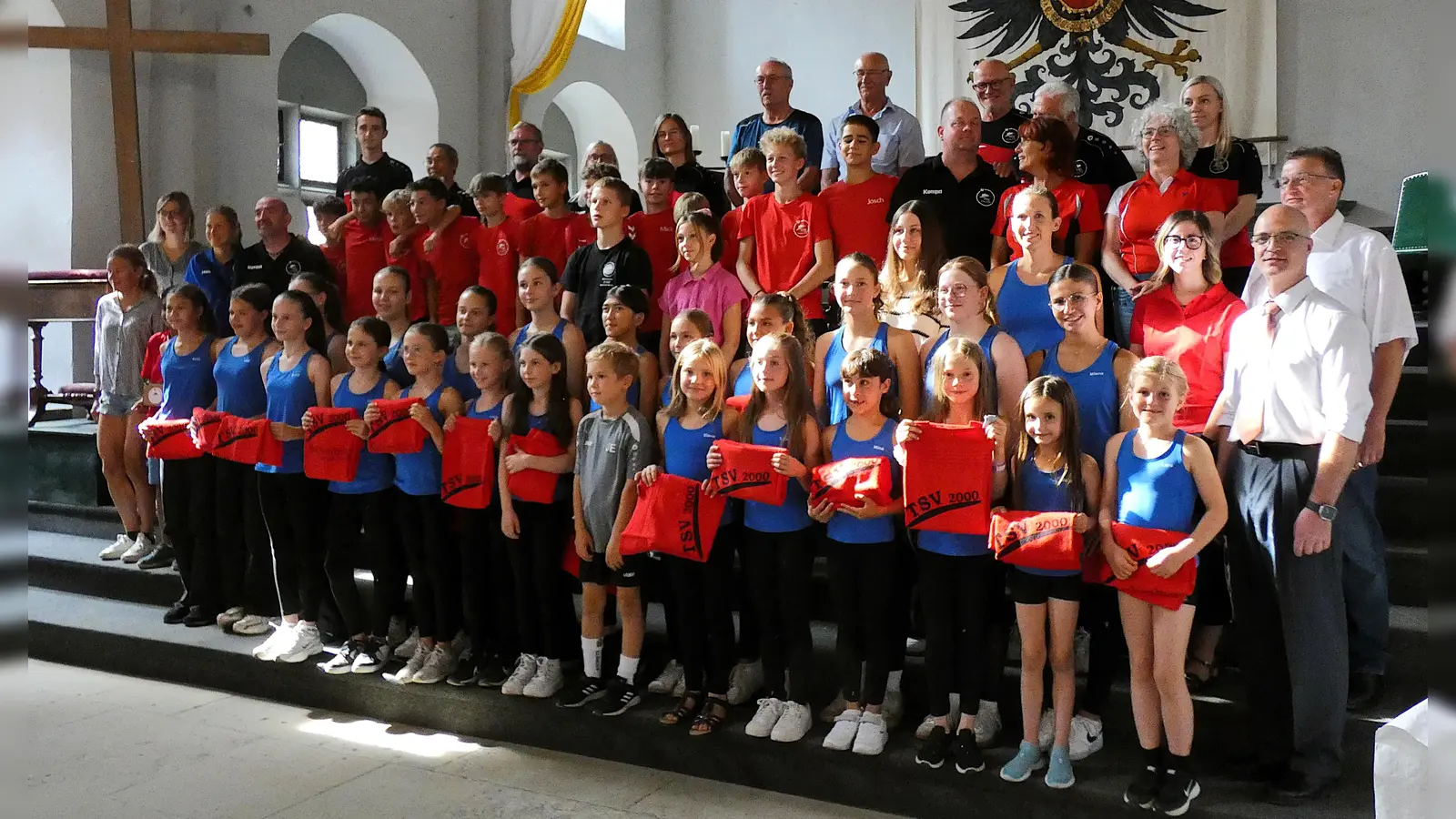 Zahlreiche Mitglieder des TSV 2000 erhielten eine Ehrung. Im Verein werden nicht nur die sportlichen Leistungen gefördert, sondern auch positive Charaktereigenschaften, sagte Georg Schallner (rechts). (Foto: Karl-Heinz Gisbertz)