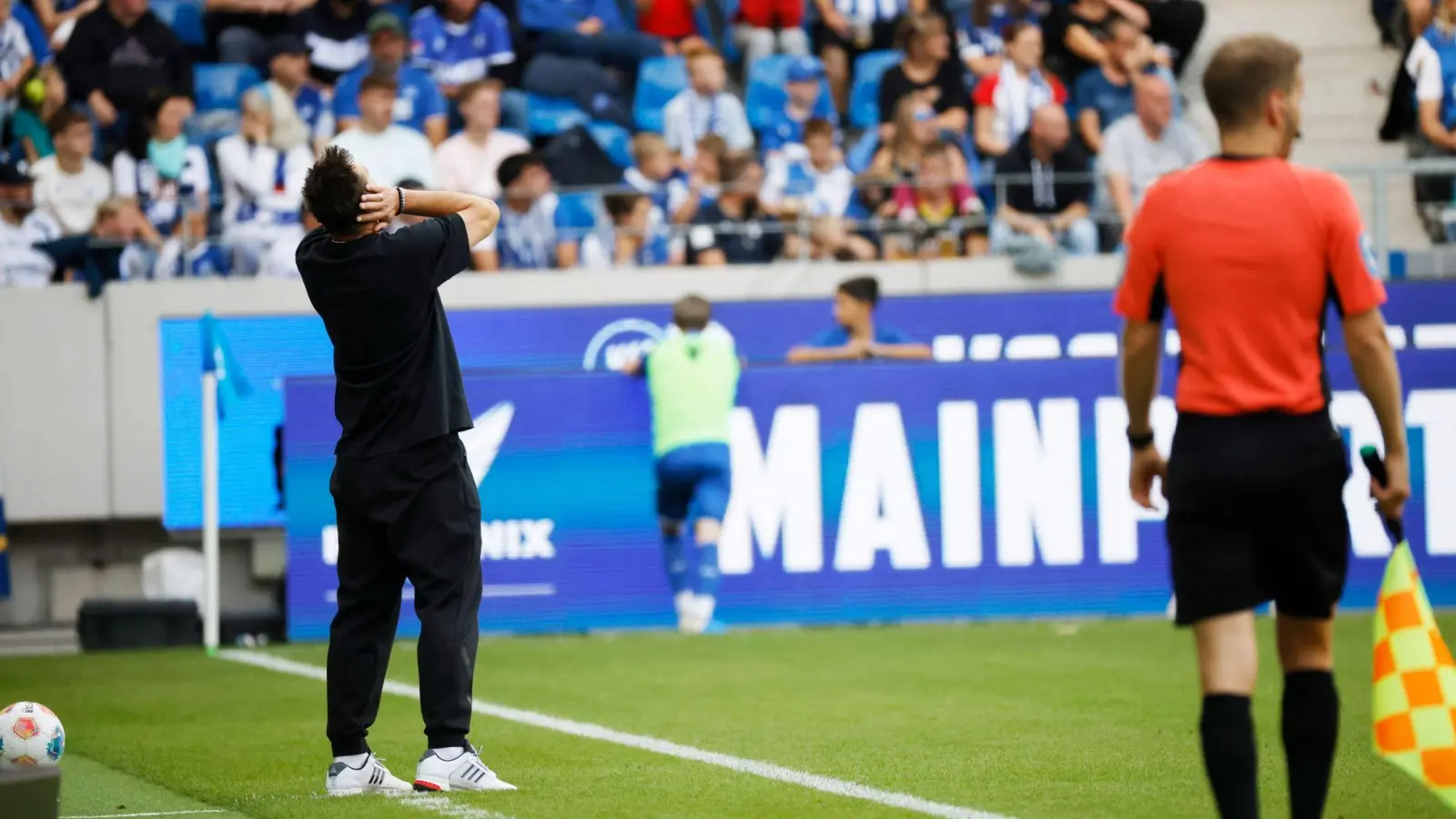 Wieder nichts: Ein frustrierter Miroslav Klose in Karlsruhe. (Foto: Philipp von Ditfurth/dpa)