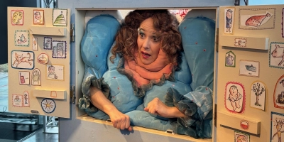 BigBam mit ganz viel Empathie: Die Puppenspielerin Claudia Engel begrüßt und verabschiedet die Gäste, die ins Lobbüro kommen.  (Foto: Lara Hausleitner)