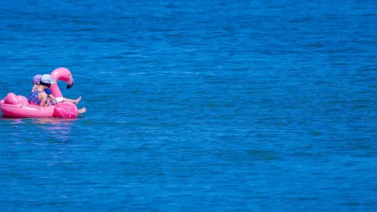 Wer sich mit einem aufblasbaren Schwimmtier ins offene Gewässer wagt, kann bei Wind weit abgetrieben werden. (Foto: Jens Büttner/dpa-Zentralbild/dpa-tmn)