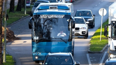 Ein Bus fährt im Berufsverkehr über den mittleren Ring. (Foto: Sven Hoppe/dpa/Archivbild)