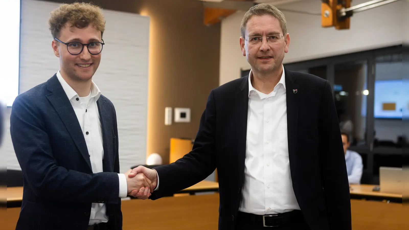 Dr. Jürgen Ludwig gratuliert Marco Meier zum Wahlsieg. (Foto: Evi Lemberger)