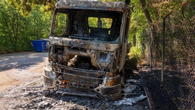 Ein 32-Jähriger ist wegen Brandstiftung auf Baufahrzeuge 2024 in München angeklagt - schon zwei Jahre früher brannten Baufahrzeuge. (Archivfoto)  (Foto: Peter Kneffel/dpa)