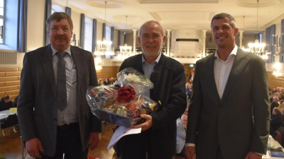 Dankten „Bauer Willi“ (Mitte) für seinen gewitzten Vortrag: Vorsitzender Lothar Ehehalt (links) und Mathias Rottler vom Milcherzeugerring.  (Foto: Fritz Arnold)
