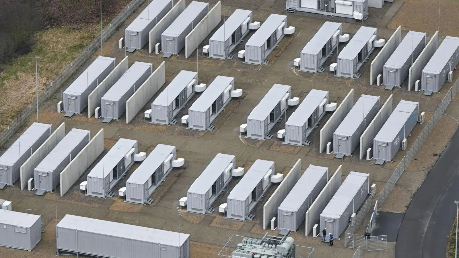 Ein Batteriepark in der Lausitz. Ein im nordrhein-westfälischen Waltrop geplanter Batteriepark soll bis 2028 ebenfalls in Containerbauweise errichtet werden. (Symbolbild) (Foto: Patrick Pleul/dpa)