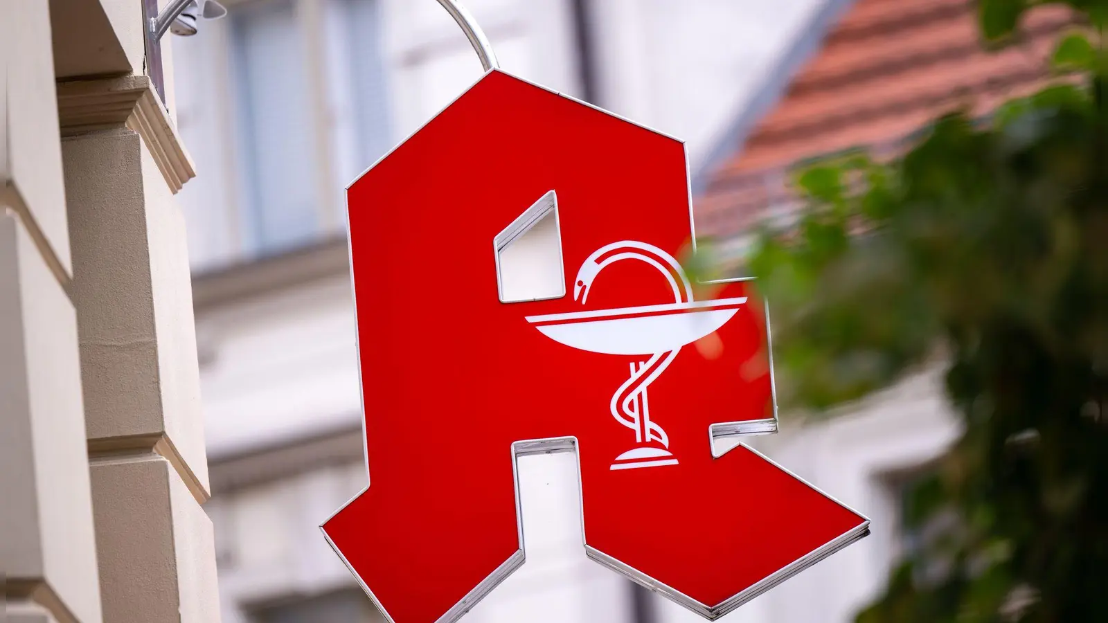 Mehr als nur Medikamente: Apotheken bieten seit 2022 pharmazeutische Dienstleistungen an. (Foto: Monika Skolimowska/dpa)