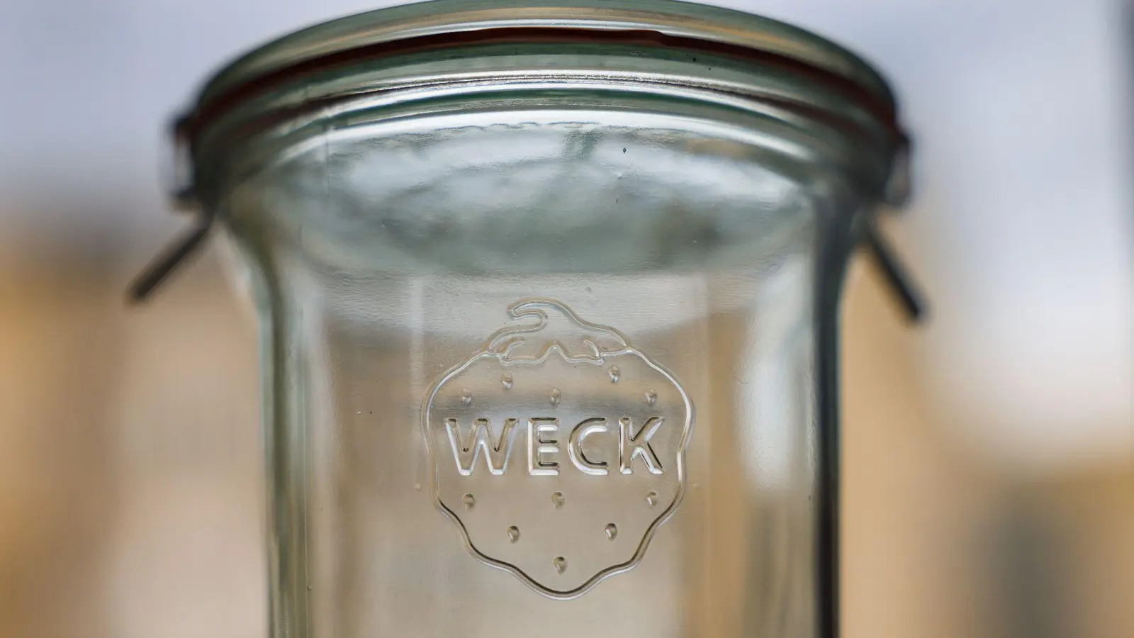 Ein Einmachglas des Herstellers Weck steht im Verkaufsraum. (Foto: Oliver Berg/dpa)