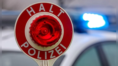 Flucht vor der Kontrolle: Der 19-jährige Fahrer raste in einem Sportwagen vor der Polizeistreife davon. (Symbolbild) (Foto: Jan Woitas/dpa)