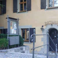 Hinter den Mauern brodelte es: Die Räte debattierten, ob die Sitzungen des Gemeinderates aufgenommen und durch KI das Protokoll erstellt werden darf. (Foto: Sandra Buchwald)