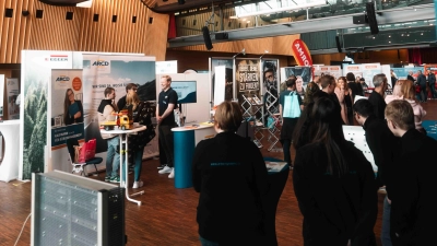 Am 7. März 2026 findet die Ausbildungs- und Studienmesse im Kur- und Kongress-Center in Bad Windsheim statt. Die Messe bietet Schülerinnen und Schülern die Gelegenheit, sich über verschiedene berufliche Perspektiven und Studienmöglichkeiten zu informieren. (Foto: Yes.Why Werbeagentur)
