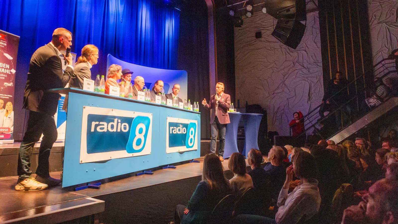Moderator Klaus Seeger fühlte beim Radio-8-Wahlduell zur OB-Wahl gleich sieben Kandidierenden auf den Zahn. (Foto: Evi Lemberger)