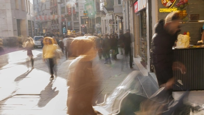  Ermittler vermuteten bisher eine Lebensmittelvergiftung, etwa durch Streetfood.  (Foto: Ahmed Deeb/dpa)