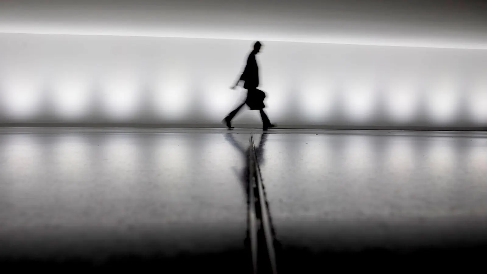 Wer sich nur genügend anstrengt, wird auch gesehen? Wer eine Beförderung anstrebt, muss sich unter Umständen auf die Bühne stellen. (Foto: Christoph Soeder/dpa/dpa-tmn)