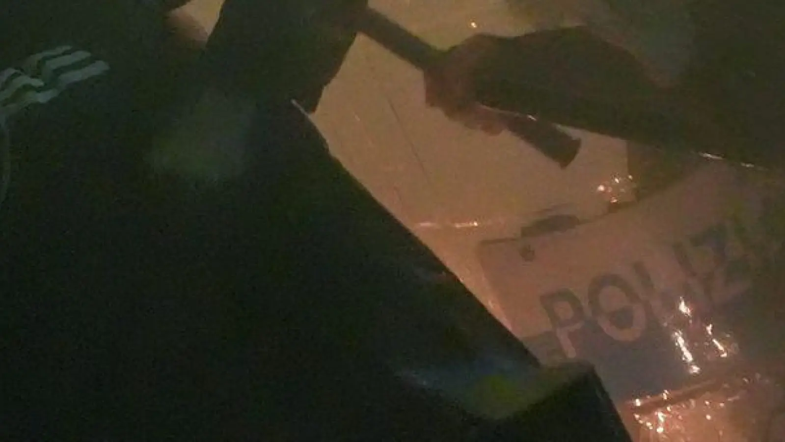 Demonstranten stoßen während einer Demonstration gegen die Olympischen Spiele Mailand-Cortina 2026 in Mailand mit der Polizei zusammen. (Foto: Claudio Furlan/LaPresse/AP/dpa)