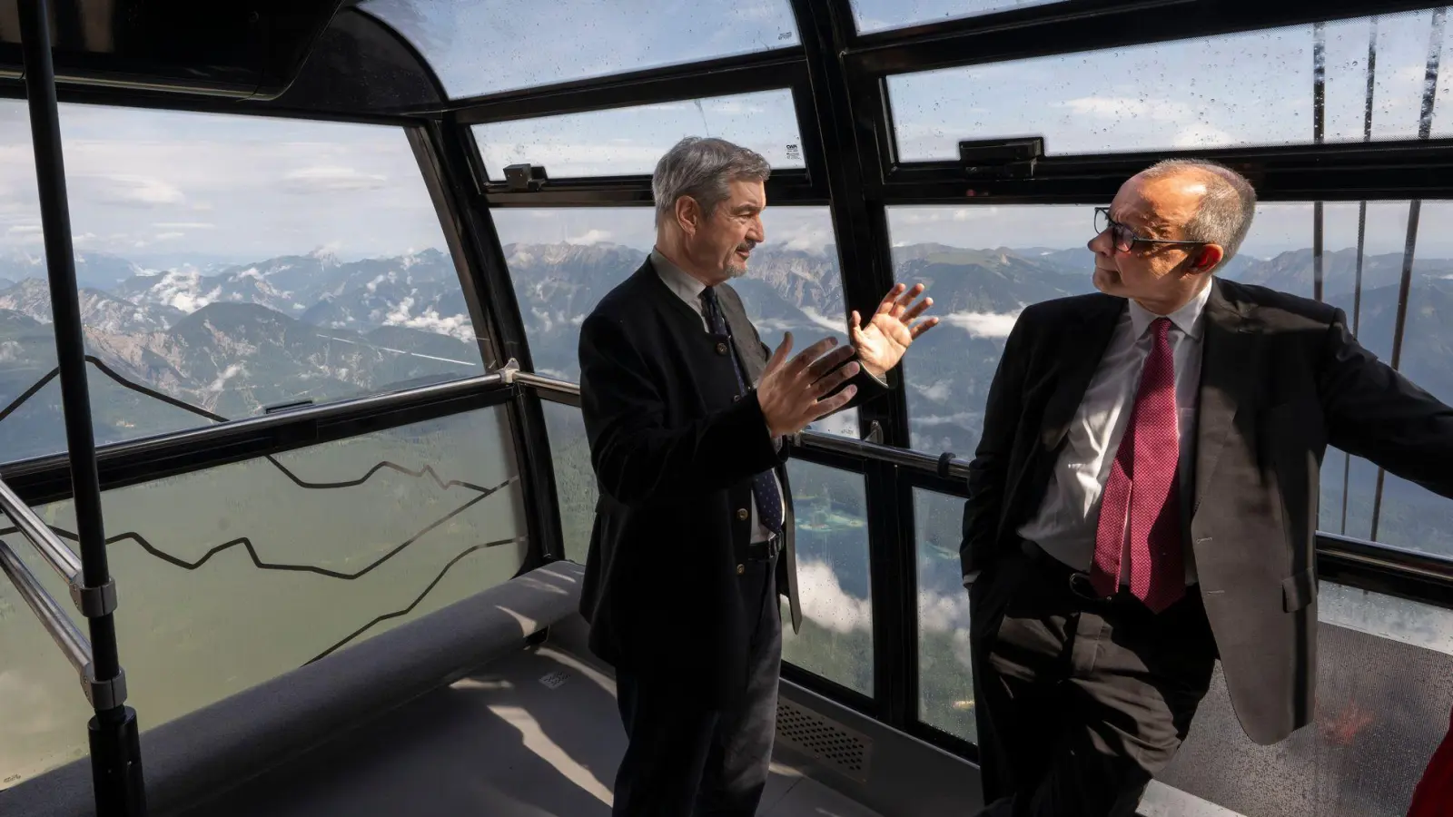 Es ging hoch hinaus für den Kanzler: mit der Gondel auf den Gipfel der Zugspitze. (Foto: Peter Kneffel/dpa)