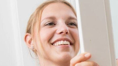 Weniger ist mehr: Beim Fensterputzen reicht oft ein Tropfen Spülmittel, Wasser und etwas Muskelkraft, denn übermäßiger Einsatz von Putzmitteln kann Streifen hinterlassen. (Foto: Christin Klose/dpa-tmn)