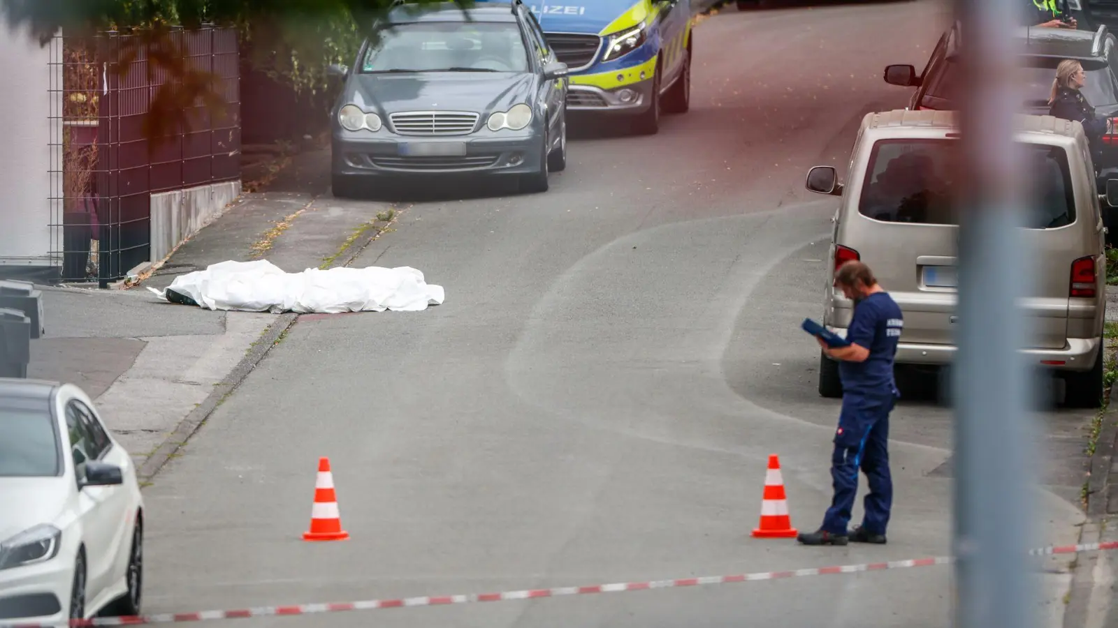 Eine zunächst in Menden festgenommene Frau ist wieder auf freiem Fuß. Bei ihr lässt sich laut Staatsanwaltschaft keine Tatbeteiligung feststellen. (Foto: Christoph Reichwein/dpa)