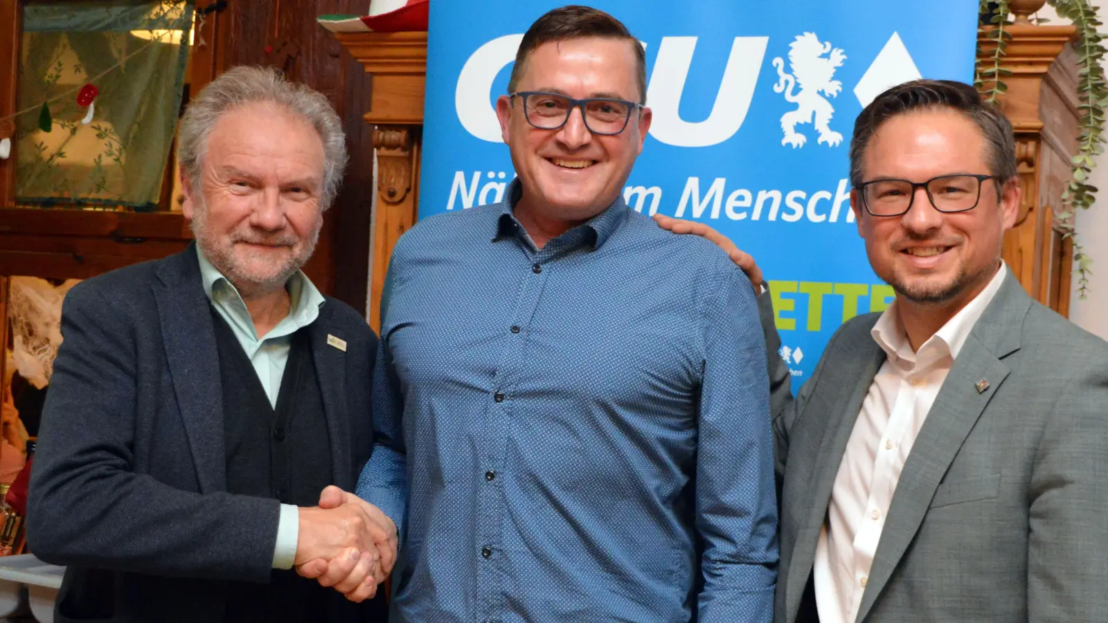 Gutenstettens Bürgermeister Gerhard Eichner (links) und der Landtagsabgeordnete Werner Stieglitz (rechts) gratulierten Dietmar Rückert zur einstimmigen Nominierung als Kandidat für das Bürgermeisteramt. (Foto: Johannes Zimmermann)