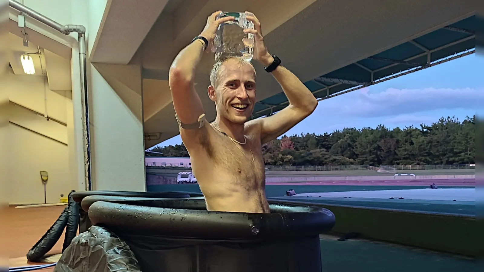 Eis oben und Eis unten: Florian Bremm verschafft sich Kühlung in Miyazaki. (Foto: Alexander Mertens/DLV)