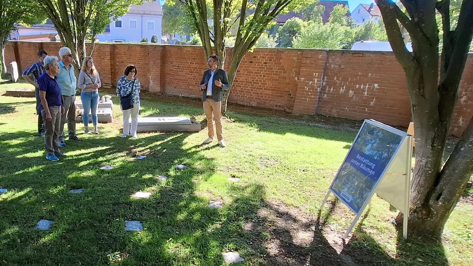 Frank Weihermann erläuterte das neue Angebot „Urnenbestattung unter Bäumen“ auf dem Stadtfriedhof. <br>  (Foto: Alexander Biernoth)