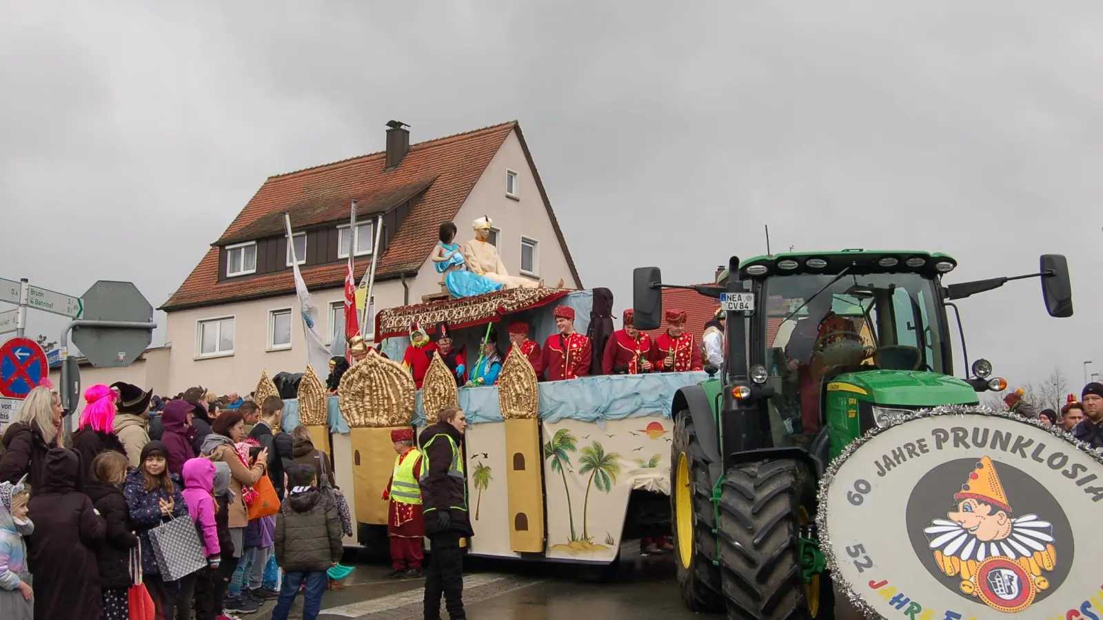 Zum 60. Geburtstag der Prunklosia wurde der Wagen festlich geschmückt. (Foto: Christa Frühwald)