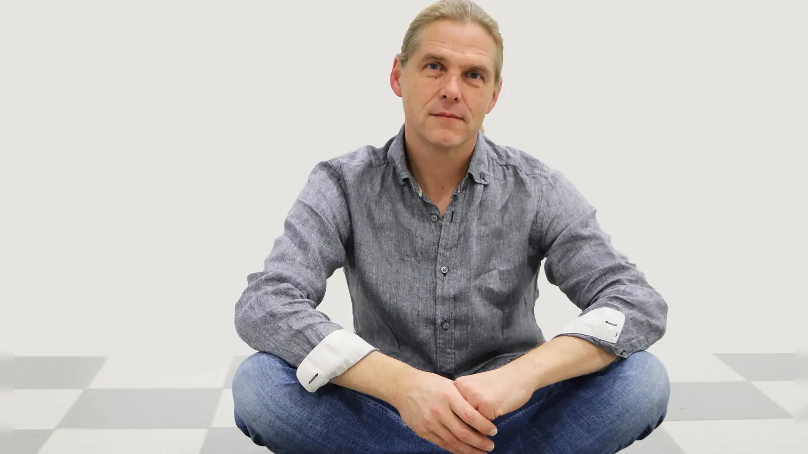 Im Schneidersitz: der Komponist Joachim F. W. Schneider aus Ansbach.  (Foto: Berit Jäger)