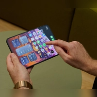 Das iPhone Duo bietet aufgeklappt ein Display im Tablet-Format. (Foto: Zacharie Scheurer/dpa-tmn)