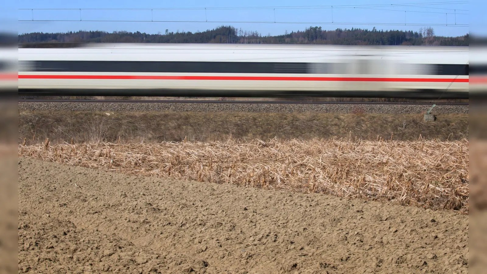 Die Ermittler und die Deutsche Bahn schließen einen technischen Defekt als Ursache für die geöffnete Tür aus. (Symbolfoto)  (Foto: Karl-Josef Hildenbrand/dpa)