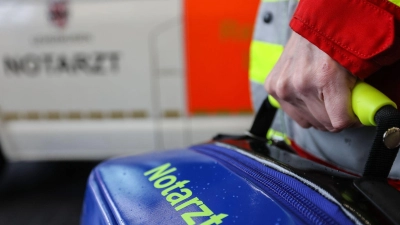 Bei Verdacht auf eine Vergiftung gilt: sofort den Notarzt rufen. (Foto: Oliver Berg/dpa)