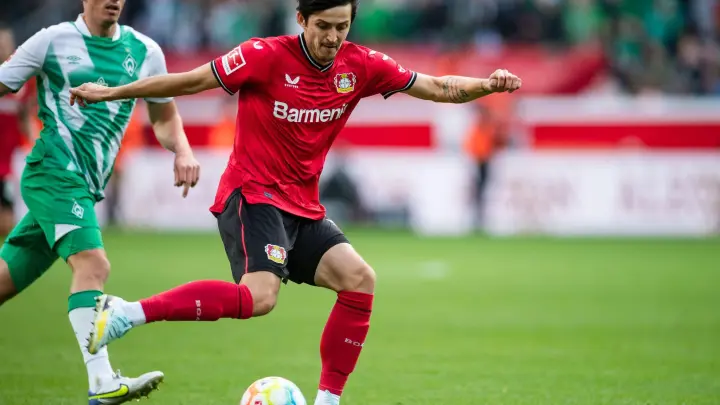 Leverkusens Sardar Azmoun spielt den Ball. (Foto: Marius Becker/dpa)