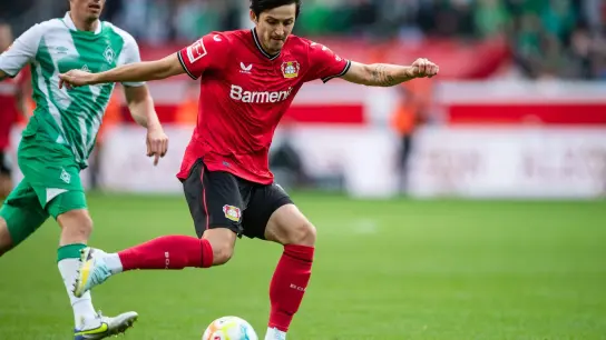 Leverkusens Sardar Azmoun spielt den Ball. (Foto: Marius Becker/dpa)