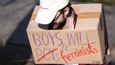 Boys will be Boys? Ein Teilnehmer einer Frauentagsdemonstration spricht sich dafür aus, dass Jungs lieber Feministen werden. (Archivbild) (Foto: Hannes P. Albert/dpa)