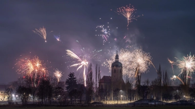 Feuerwerke sind seit Jahren umstritten, doch bieten sie in Kombination mit der richtigen Kulisse zumindest immer einen schönen Anblick. Den Beweis dafürlieferte in der Silvesternacht unter anderem diese Ansicht von Markt Erlbach.  (Foto: Mirko Fryska)