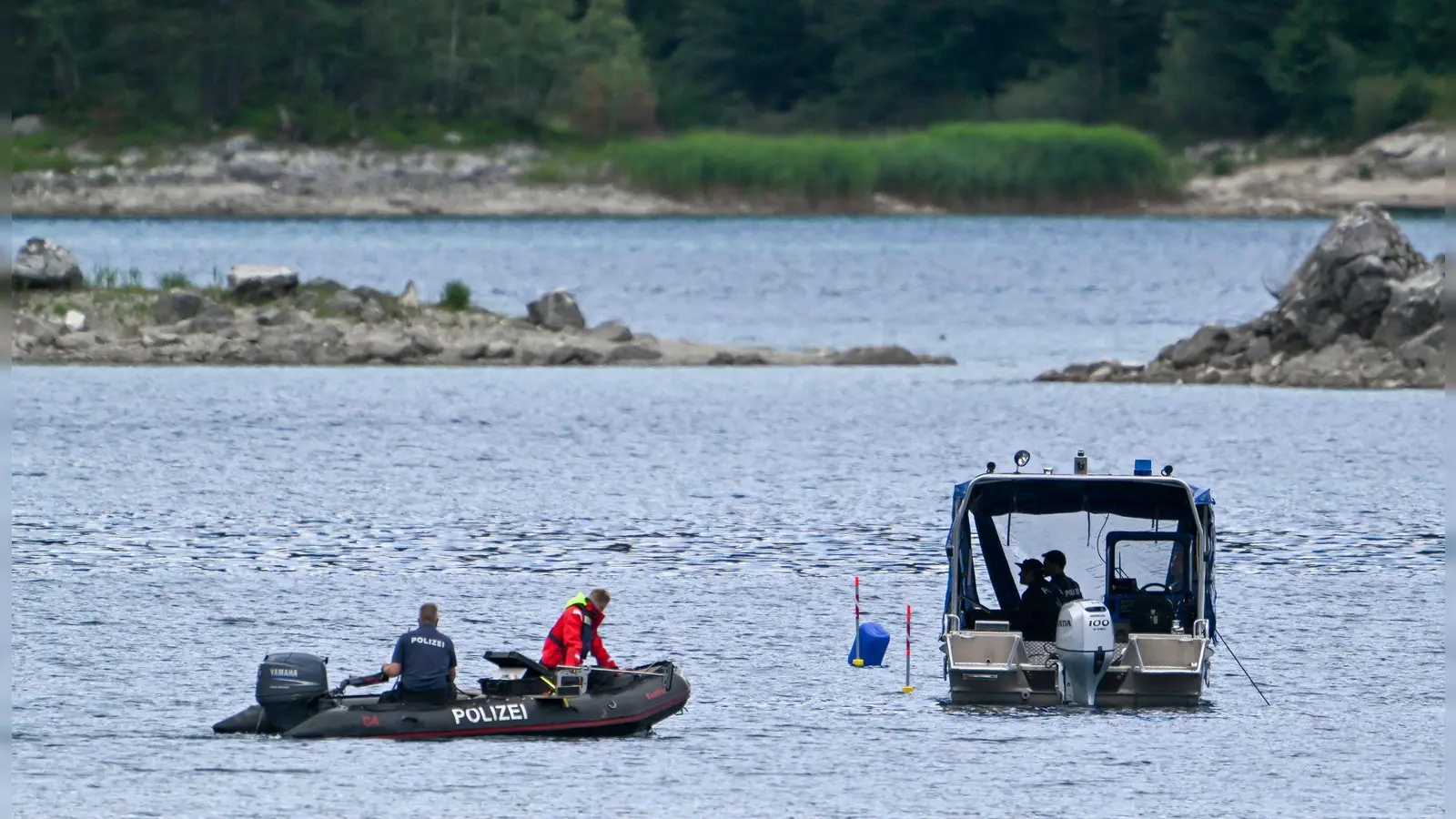 Im Eibsee wird nach einem untergegangenen Vater und seinem Sohn gesucht. (Foto: Peter Kneffel/dpa)